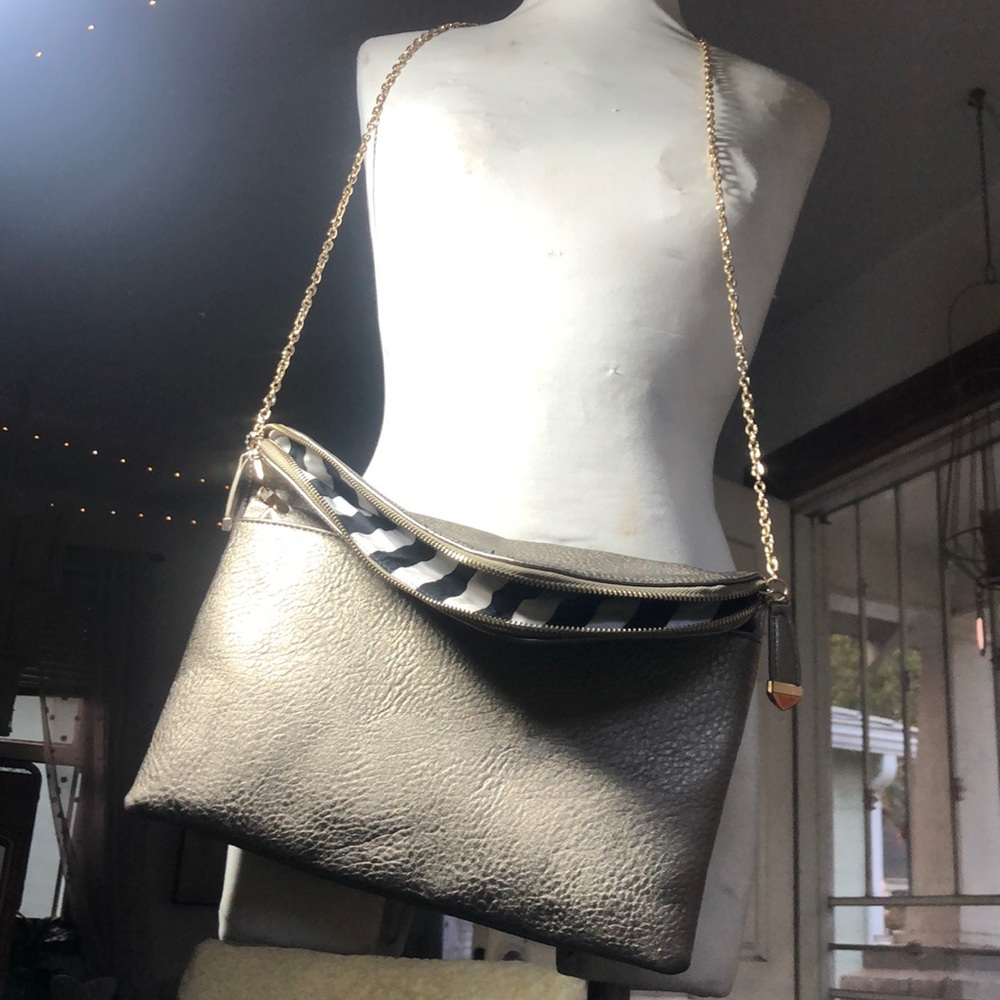 Gold chain bronze purse with black and white